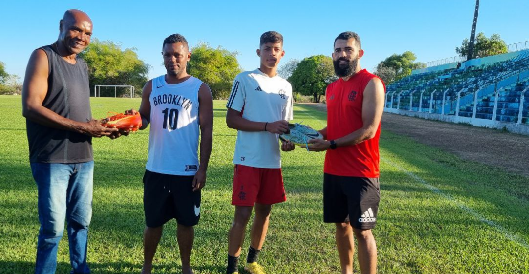 Promessa do Flamengo doa chuteiras para sub-20 do Lobão e escolinha onde começou em Guaraí...